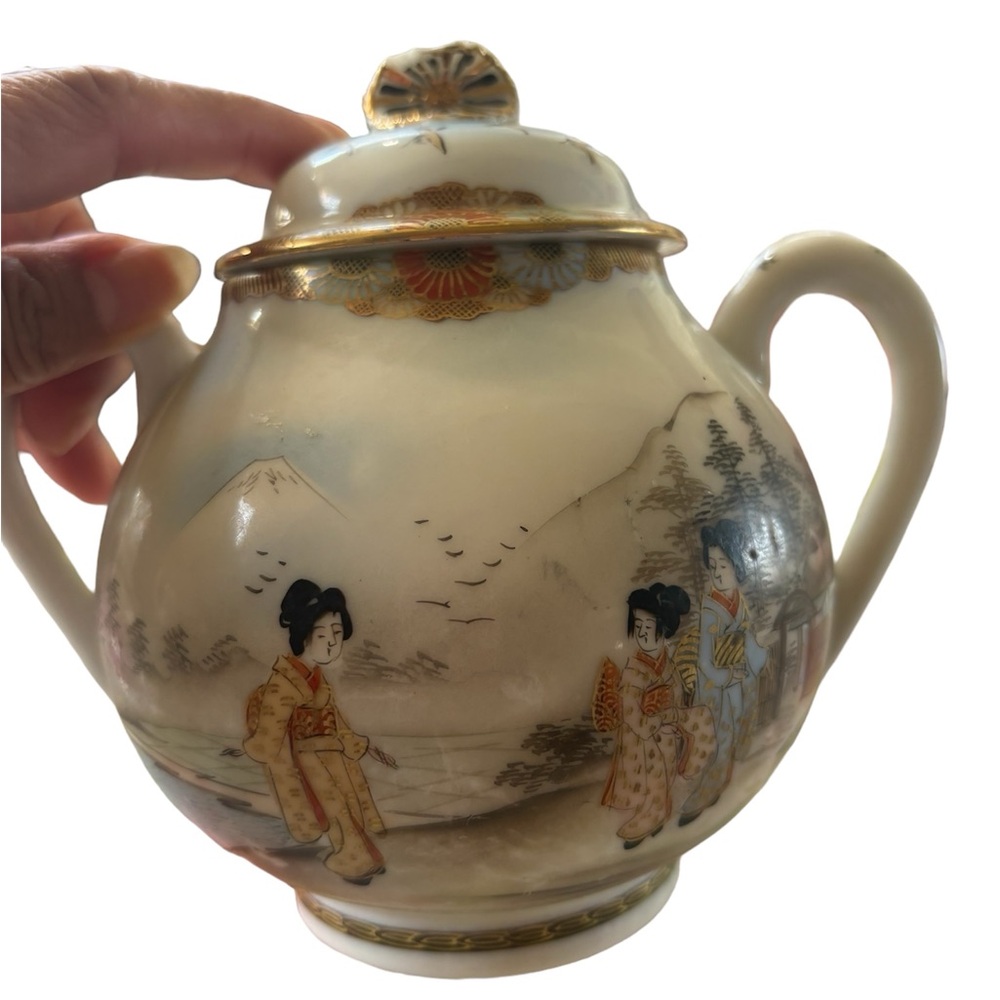 Vintage Japanese porcelain sugar bowl. Hand painted.